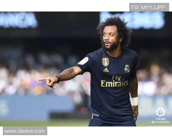 董路与世界足球巨星的亲密合影揭秘 球场背后的动人故事