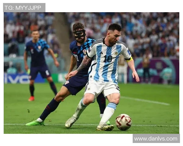 足坛巨星展现健美肌肉风采力量与速度兼具的足球偶像