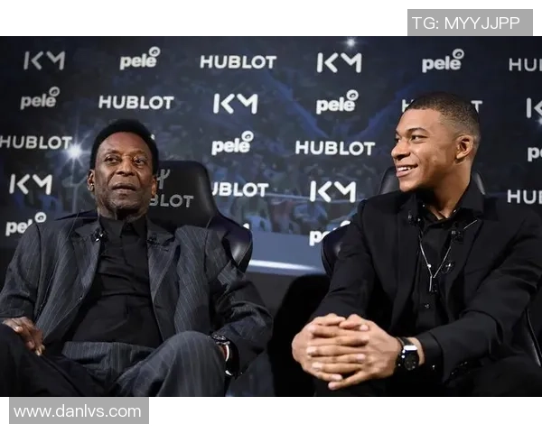 足球巨星同框合照尽显球场风采与默契传递荣耀与梦想